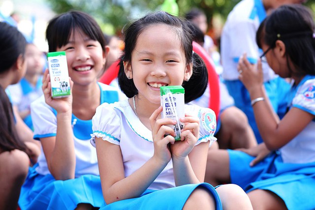 Chậm đấu thầu, hàng ngàn học sinh Quảng Nam không được uống sữa học đường cả - Ảnh 1.