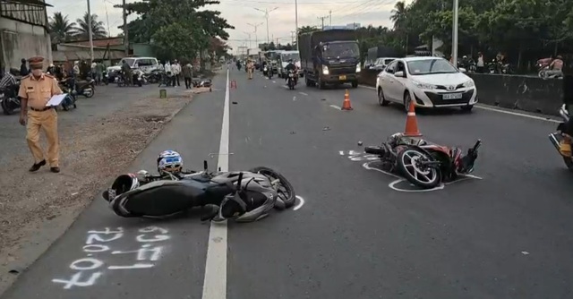 Tai nạn liên hoàn ở Tiền Giang: 1 người tử vong tại chỗ, 4 người bị thương - Ảnh 1.