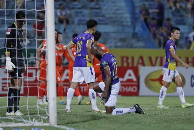 Tiền đạo U.22 Việt Nam 'vô duyên', CLB Hà Nội bất ngờ bị cầm chân - Ảnh 2.