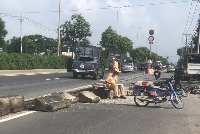 TP.HCM: Xe tải tông dải phân cách văng trúng người đi đường - Ảnh 2.