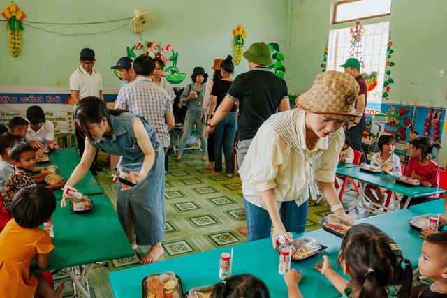 Mang &quot;bữa ăn cuối năm học&quot; cho các em học sinh người Mã Liềng ở Quảng Bình - Ảnh 5.