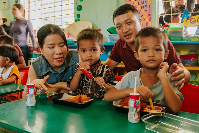 Mang &quot;bữa ăn cuối năm học&quot; cho các em học sinh người Mã Liềng ở Quảng Bình - Ảnh 6.