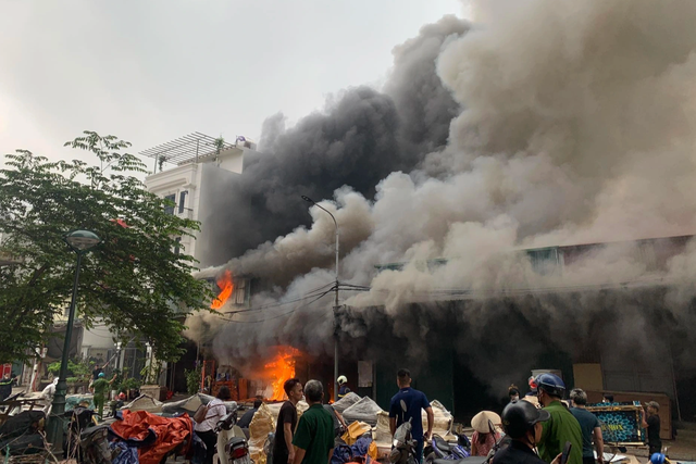 Nhà xưởng ở Hà Nội bốc cháy ngùn ngụt, lửa lan sang nhiều nhà kho xung quanh - Ảnh 1.