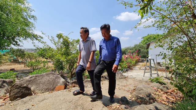 Ông Oknha Leng Rithy (trái) là người có nhiều đóng góp quan trọng trong việc phát triển các dự án cao su của VRG tại Campuchia