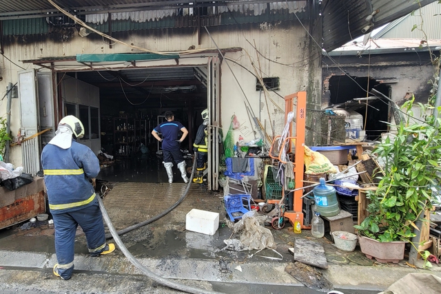 Nhà xưởng ở Hà Nội bốc cháy ngùn ngụt, lửa lan sang nhiều nhà kho xung quanh - Ảnh 2.