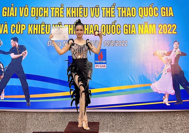 Giám đốc ngân hàng dạy nhảy miễn phí cho học sinh mỗi buổi sáng - Ảnh 3.