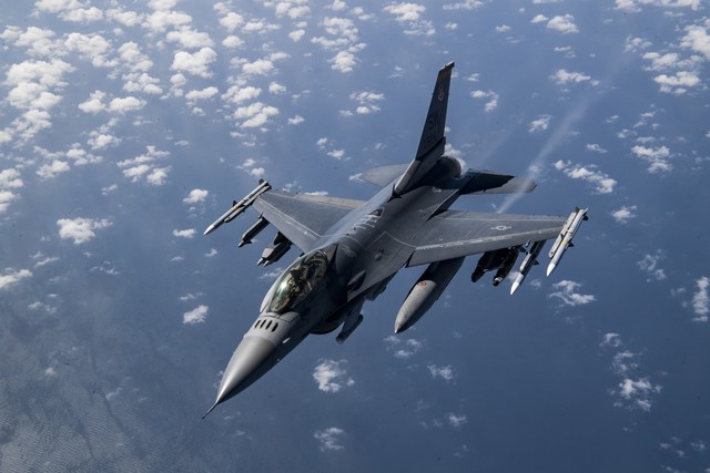 Bộ trưởng Không quân Mỹ đánh giá tác động của F-16 trong xung đột Nga-Ukraine - Ảnh 1.