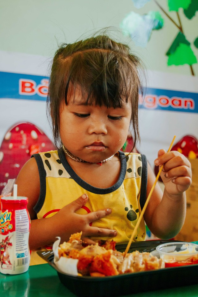 Mang &quot;bữa ăn cuối năm học&quot; cho các em học sinh người Mã Liềng ở Quảng Bình - Ảnh 7.