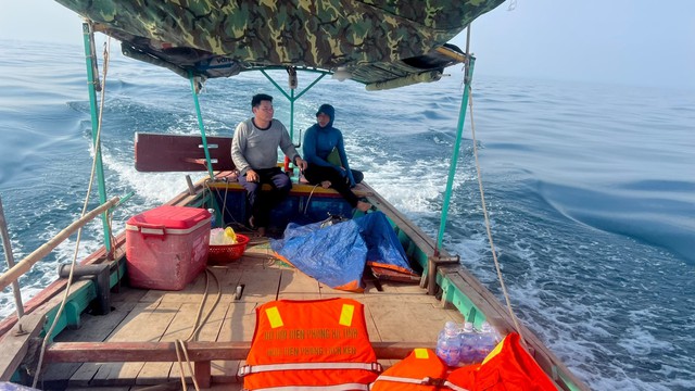 Hà Tĩnh: Tìm kiếm 2 anh em ruột mất tích khi đánh cá trên biển - Ảnh 1.