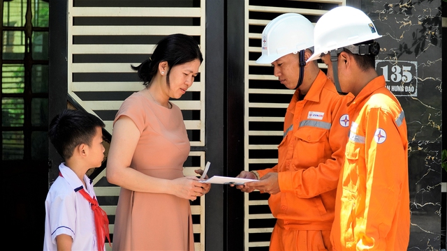 Công nhân PC Quảng Trị tuyên truyền giải pháp tiết kiệm điện cho khách hàng
