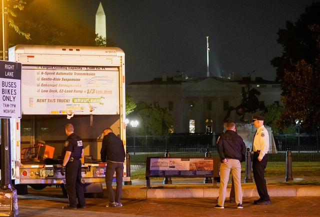 Tông xe vào hàng rào Nhà Trắng, tài xế bị buộc tội dọa giết Tổng thống Biden - Ảnh 1.