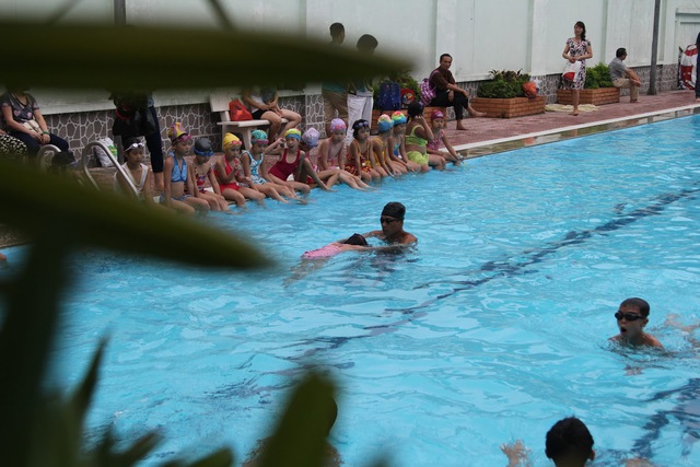 Dạy kỹ năng bơi an toàn để cứu sinh mạng trẻ em - Ảnh 2.