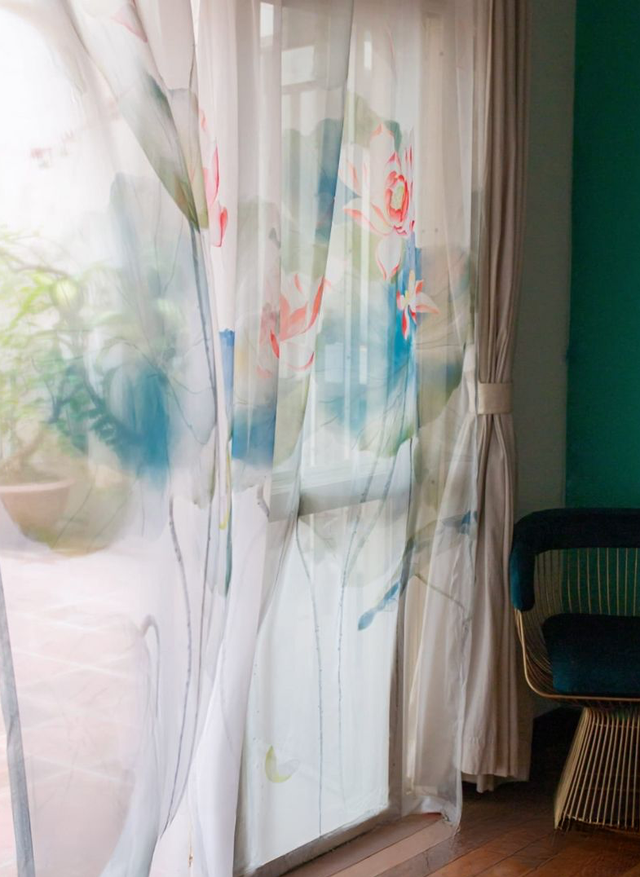 Rèm vải voan vẽ tay mang thiên nhiên về khung cửa nhà  - Ảnh 3.