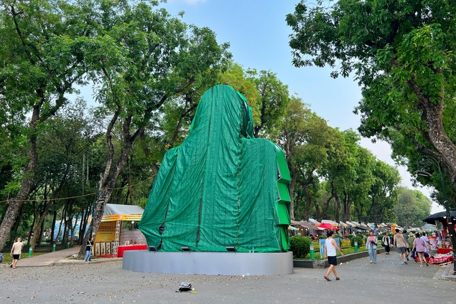 Đơn vị lắp 'chui' biểu lạ ở công viên Thống Nhất bị phạt 25 triệu đồng - Ảnh 1.
