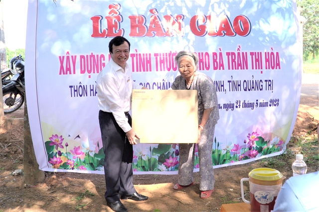 Cụ bà 80 tuổi ở Quảng Trị xúc động với ngôi nhà do ngành điện dành tặng - Ảnh 1.