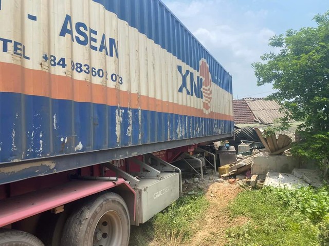 Hà Tĩnh: Xe container mất lái lao vào nhà dân, 1 người bị thương - Ảnh 1.