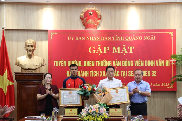 Quảng Ngãi: Trao thưởng  võ sỹ Đinh Văn Bí, đoạt huy chương vàng SEA Games 32 - Ảnh 1.