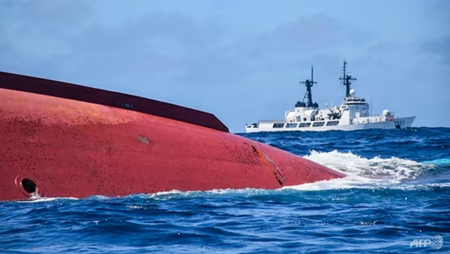 Tìm thấy 14 thi thể trên tàu đánh cá Trung Quốc gặp nạn ở Ấn Độ Dương - Ảnh 1.