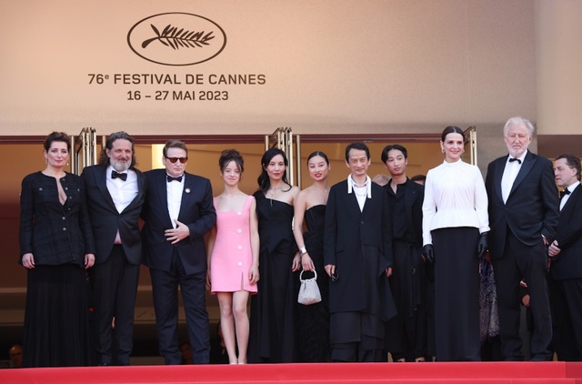 Trần Anh Hùng ra mắt phim mới ở Cannes, thảm đỏ quy tụ dàn sao ‘khủng’ - Ảnh 4.