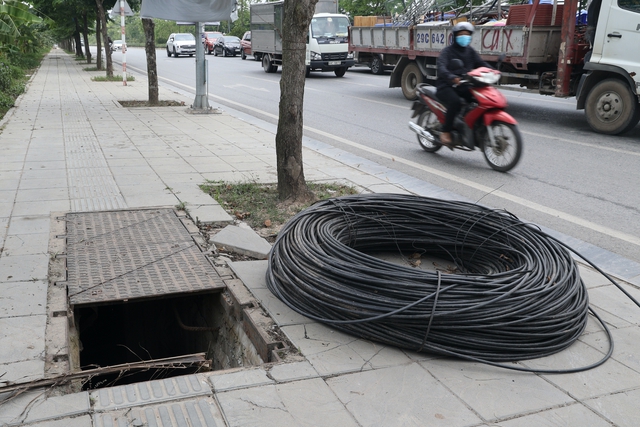 Hà Nội: 40 hố ga mất nắp 'giăng bẫy' người đi đường - Ảnh 5.