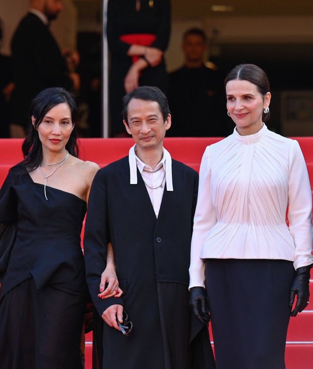 Trần Anh Hùng ra mắt phim mới ở Cannes, thảm đỏ quy tụ dàn sao ‘khủng’ - Ảnh 2.