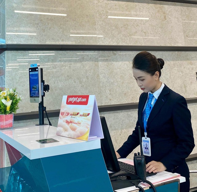 Giới trẻ rần rần check- in nhà ga T2 - Cảng hàng không quốc tế Phú Bài - Ảnh 4.
