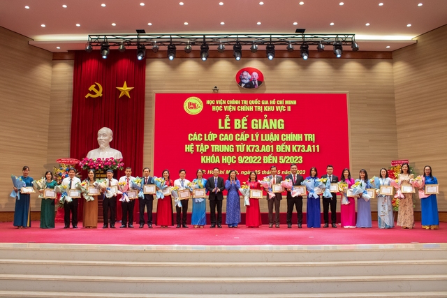 Hàng trăm cán bộ tốt nghiệp khóa lý luận chính trị cao cấp - Ảnh 4. Hàng trăm cán bộ tốt nghiệp khóa lý luận chính trị cao cấp - Ảnh 4.