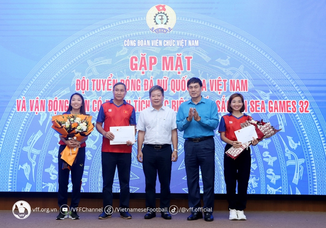 VĐV điền kinh Nguyễn Thị Oanh hội ngộ đội tuyển bóng đá nữ Việt Nam - Ảnh 3.