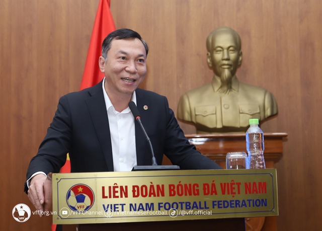 VĐV điền kinh Nguyễn Thị Oanh hội ngộ đội tuyển bóng đá nữ Việt Nam - Ảnh 1.