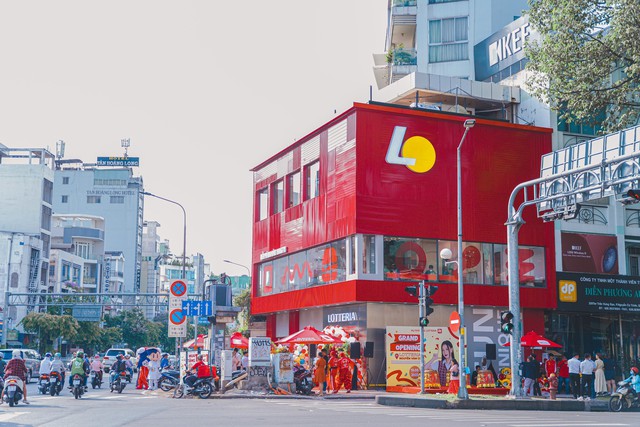 Lotteria Nguyễn Văn Cừ nổi bật ở giao lộ Trần Hưng Đạo - Nguyễn Văn Cừ với tông màu đỏ bắt mắt, ngoại thất thể hiện sự năng động