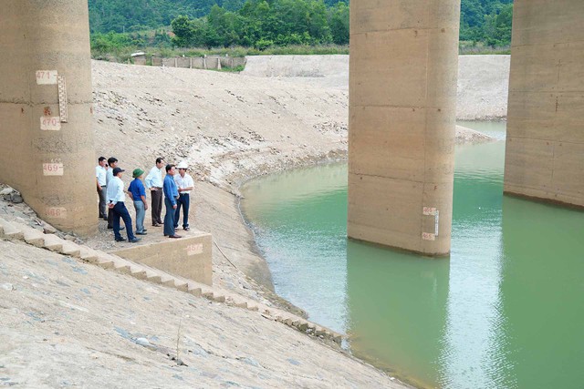Đoàn công tác làm việc tại khu vực hồ chứa nước thủy điện Quảng Trị