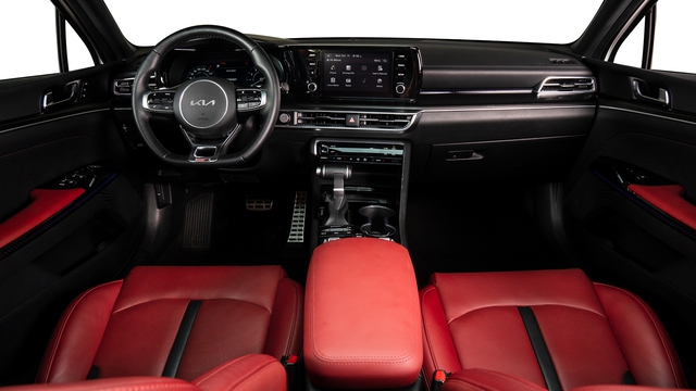 Trang bị tiện nghi, công nghệ cũng là một thế mạnh của bộ đôi sedan nhà Kia