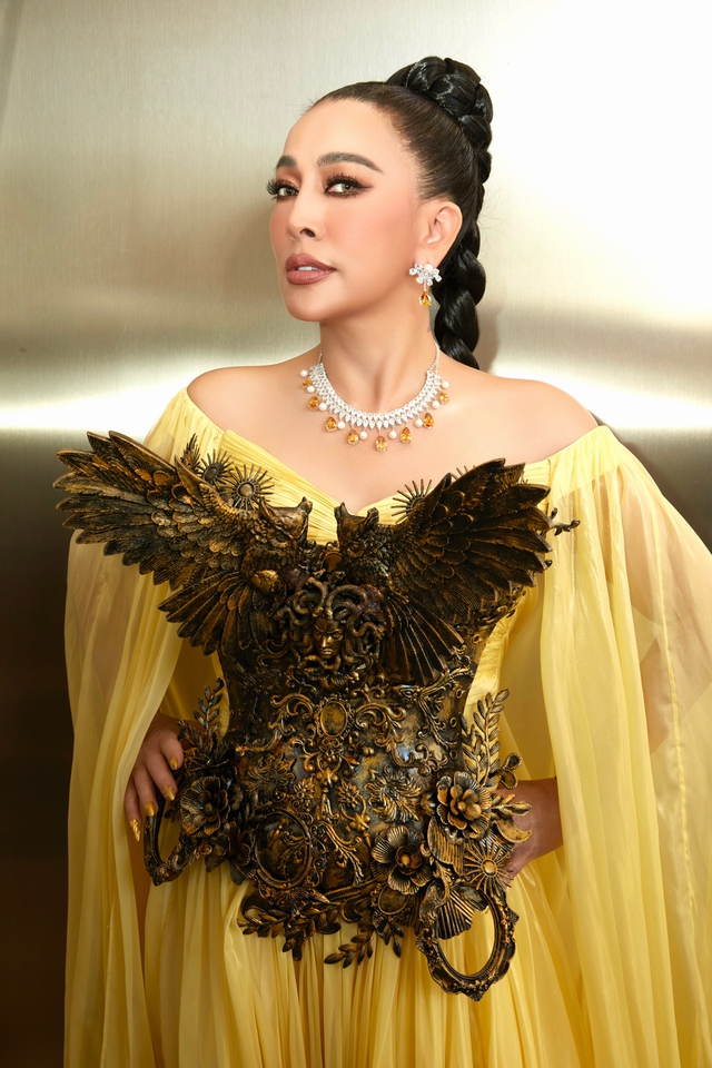 Nhà thiết kế Việt gây choáng với áo corset khắc họa nữ thần Athena  - Ảnh 2.