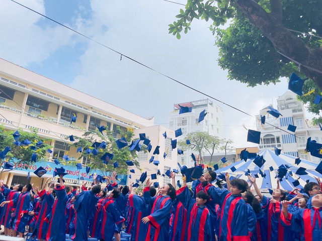 Học sinh tiểu học &quot;lái máy bay&quot; ước mơ trong lễ tri ân và trưởng thành - Ảnh 2.