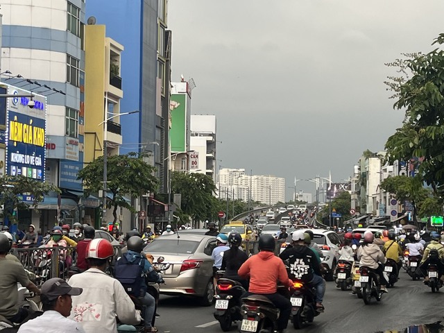 Chạy đâu cho khỏi cái nghèo, thuê trọ xa lắc… thế là xăng tăng! - Ảnh 3.