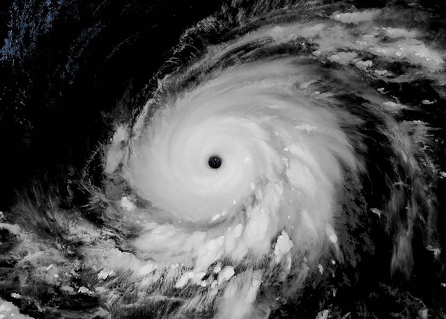 Siêu bão nhiệt đới mạnh nhất năm nay tiến vào Philippines - Ảnh 1.