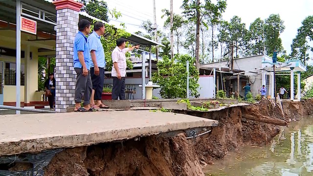 Sạt lở nghiêm trọng tại doi Thừa Thiên, 3 căn nhà có nguy sụp xuống sông - Ảnh 4.
