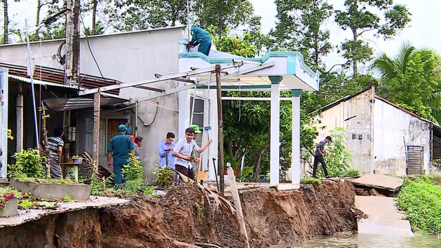 Sạt lở nghiêm trọng tại doi Thừa Thiên, 3 căn nhà có nguy sụp xuống sông - Ảnh 6.