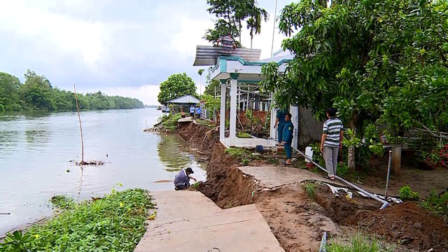 Sạt lở nghiêm trọng tại doi Thừa Thiên, 3 căn nhà có nguy sụp xuống sông - Ảnh 1.