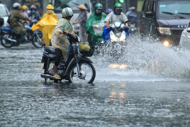 TP.HCM có mưa diện rộng kéo dài, người dân cần lưu ý gì? - Ảnh 1.