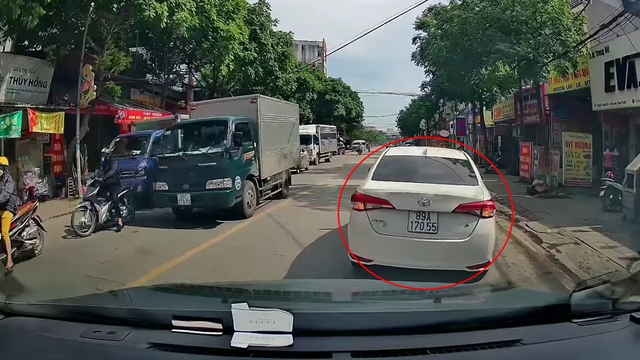 Ô tô con đỗ giữa đường, bật đèn cảnh báo nguy hiểm… nhưng không thấy tài xế - Ảnh 2.