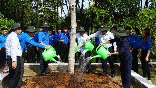 Phó chủ tịch nước Võ Thị Ánh Xuân trồng cây xanh tại Mũi Cà Mau - Ảnh 2.