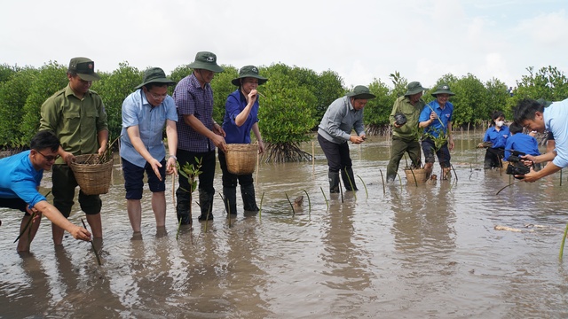 Phó chủ tịch nước Võ Thị Ánh Xuân trồng cây xanh tại Mũi Cà Mau - Ảnh 4.