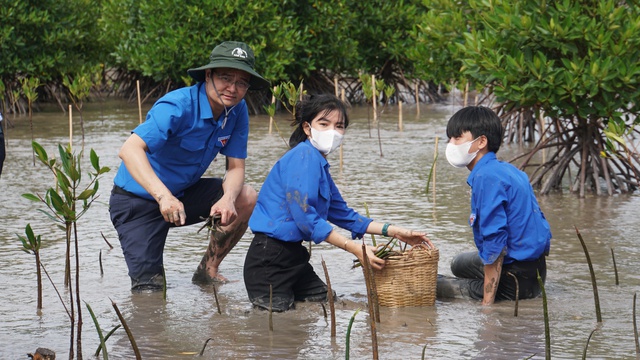 Phó chủ tịch nước Võ Thị Ánh Xuân trồng cây xanh tại Mũi Cà Mau - Ảnh 5.
