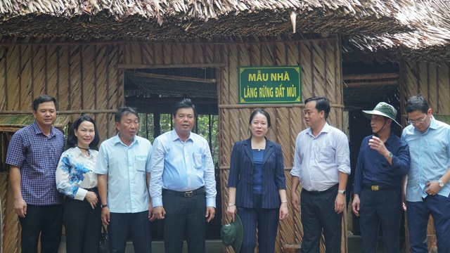 Phó chủ tịch nước Võ Thị Ánh Xuân trồng cây xanh tại Mũi Cà Mau - Ảnh 7.