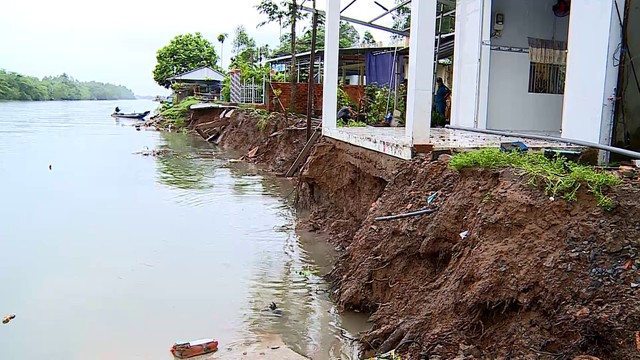 Sạt lở nghiêm trọng tại doi Thừa Thiên, 3 căn nhà có nguy sụp xuống sông - Ảnh 3.
