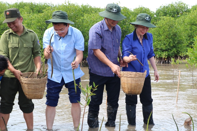 Phó chủ tịch nước Võ Thị Ánh Xuân trồng cây xanh tại Mũi Cà Mau - Ảnh 3.
