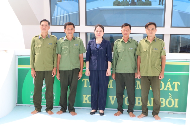 Phó chủ tịch nước Võ Thị Ánh Xuân trồng cây xanh tại Mũi Cà Mau - Ảnh 6.