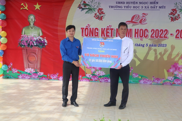 TƯ Đoàn trao tặng nhiều quà thiết thực cho học sinh, người dân Cà Mau - Ảnh 7.