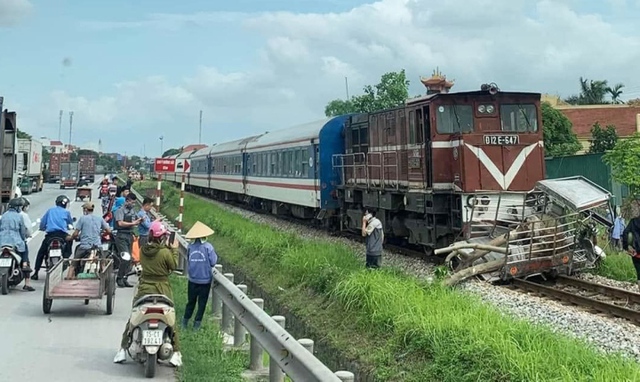 Hải Phòng: Điều khiển xe 3 bánh vượt qua đường sắt, 2 ông lão bị tàuhỏađâmthươngvong - Ảnh 1.